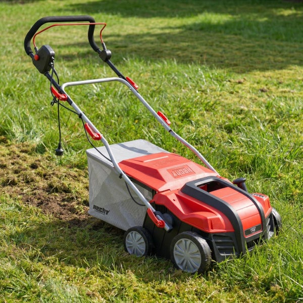 Elektrischer Vertikutierer auf Rasen für die Gartenpflege.