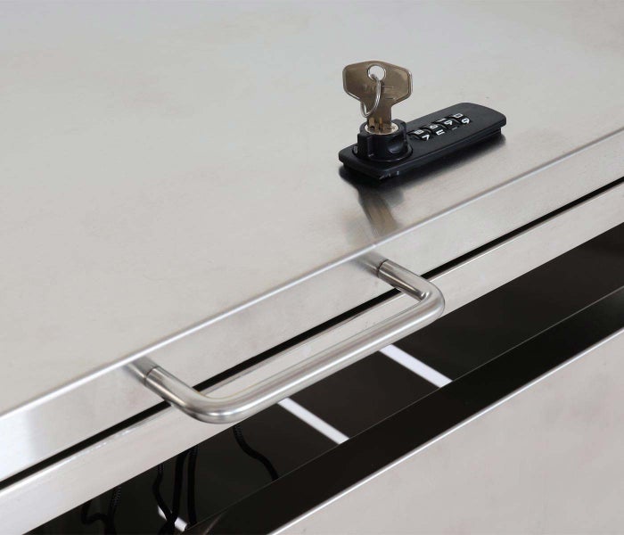 Schloss mit Schlüssel und Griff an einem Metallmöbelstück