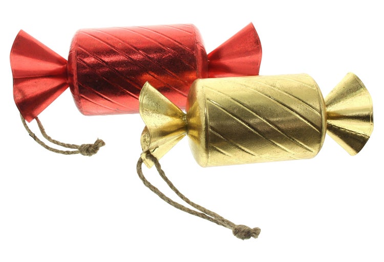 Zwei bonbonförmige Weihnachtsanhänger aus Metall mit Schnur zum Aufhängen als Christbaumschmuck.