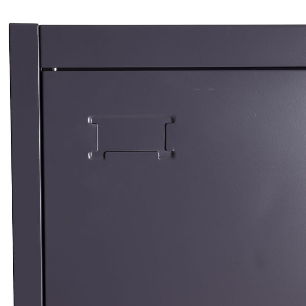 Detailansicht eines Metallschrankes mit Griffmulde