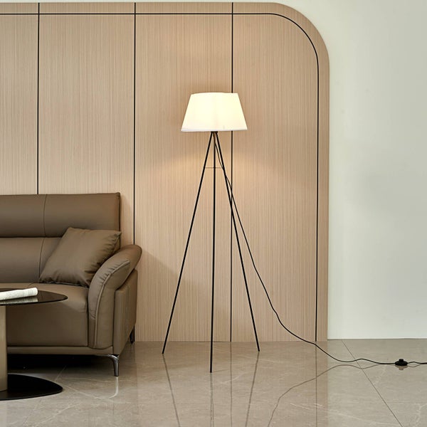 Stehleuchte mit Lampenschirm und Stativbeinen im Wohnzimmer