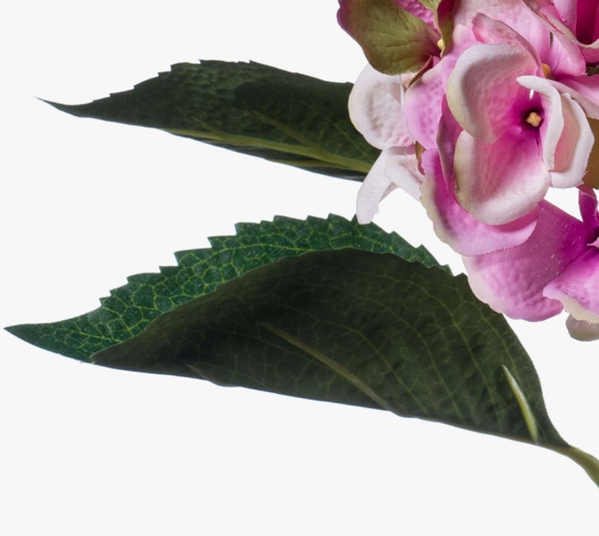 Nahaufnahme einer künstlichen Hortensie mit grünen Blättern und rosa Blüten.