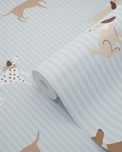 Vliestapete mit Streifenmuster und verschiedenen Hundemotiven wie Dalmatiner auf einer Rolle.