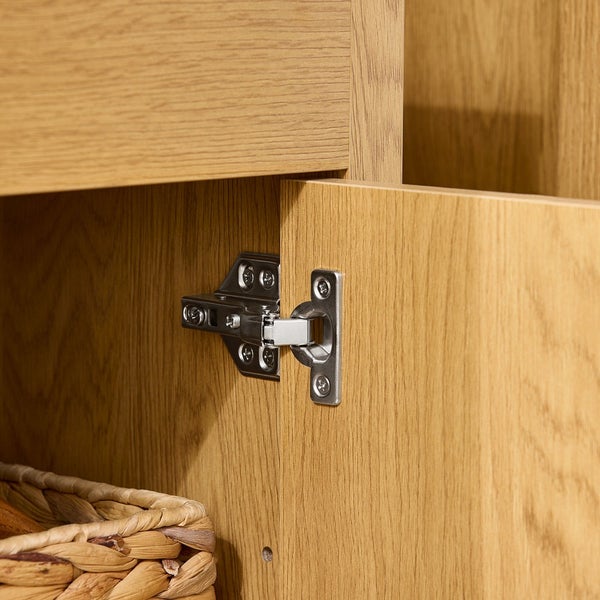 Möbelscharnier an einer Holztür befestigt