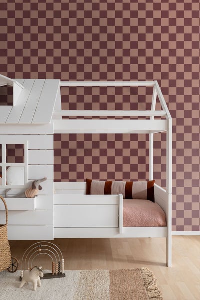 Kinderzimmer mit weißem Hochbett vor Tapete mit Schachbrettmuster