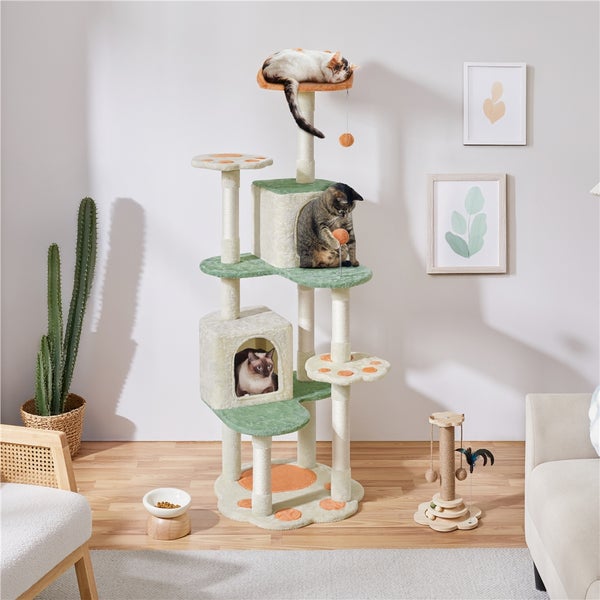 Katzenkratzbaum mit Liegeflächen und Katzen darin in einem hellen Wohnraum.