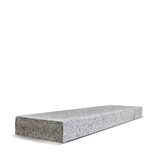 Graue Blockstufe aus Granit für Treppen im Außenbereich.