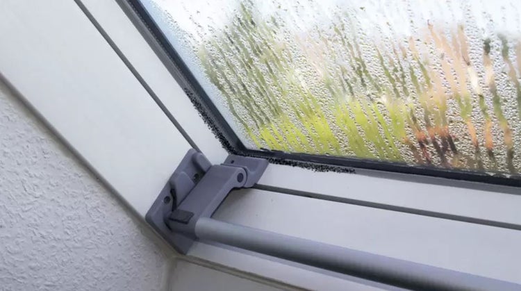 Detailansicht eines Dachfensters mit Feuchtigkeit
