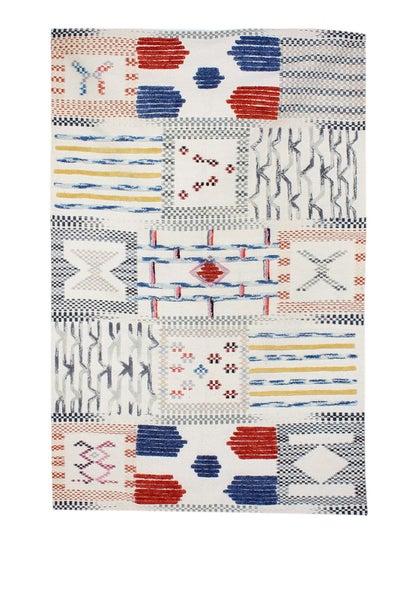 Rechteckiger Teppich mit buntem Patchwork-Muster aus Streifen, Kreuzen und geometrischen Formen auf hellem Grund.