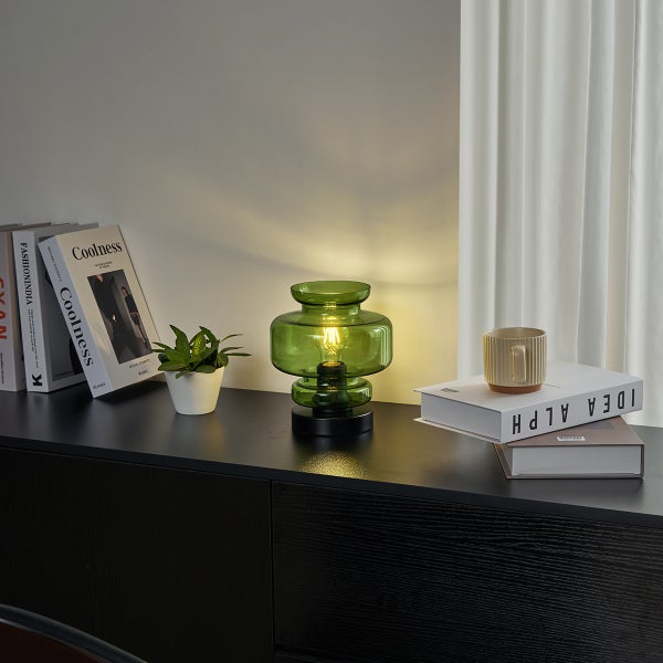 Grüne Glas Tischleuchte auf schwarzem Nachttisch