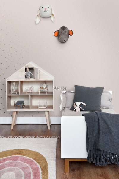 Kinderzimmer mit Puppenhaus, Bett und Teppich