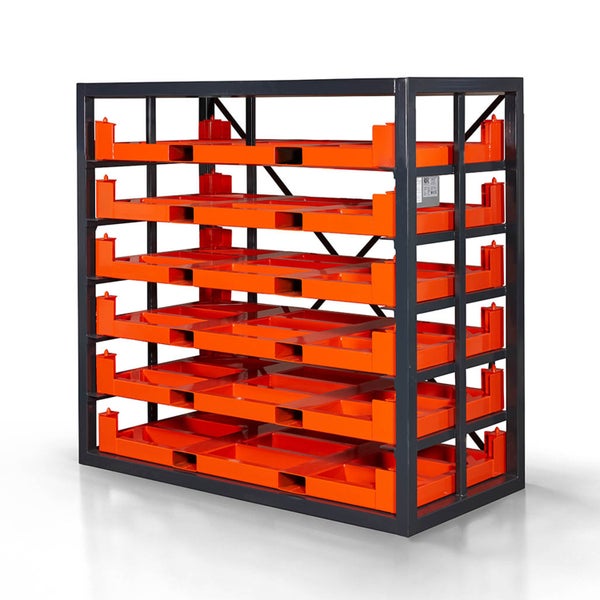 Schwerlastregal aus Metall mit sechs Ebenen und orangen Fachböden für die Werkstatt und das Lager.