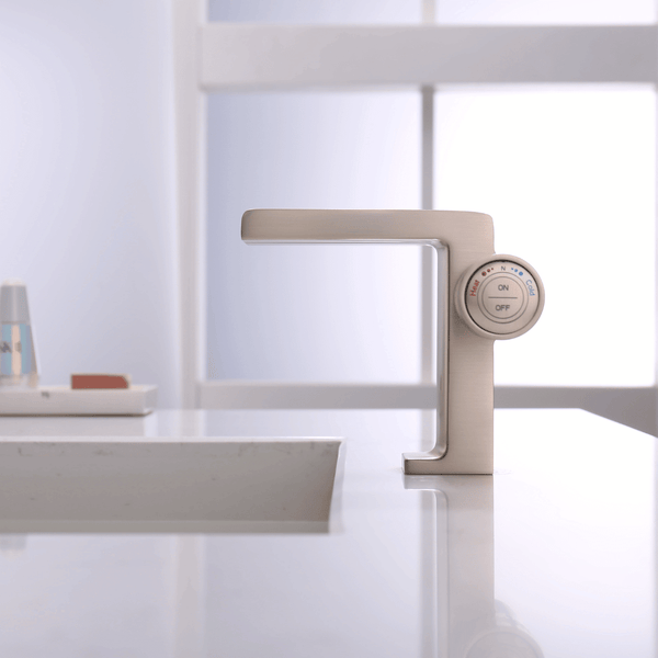 Wohnzimmer mit Fenstern mit Sichtschutzfolie für mehr Privatsphäre