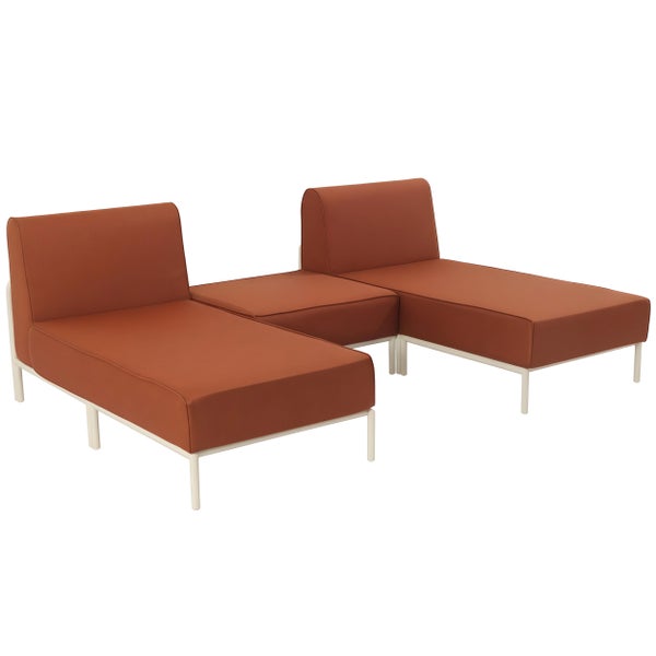 Dreiteiliges modulares Garten-Lounge-Set mit rostfarbenen Polstern und weißem Metallgestell.