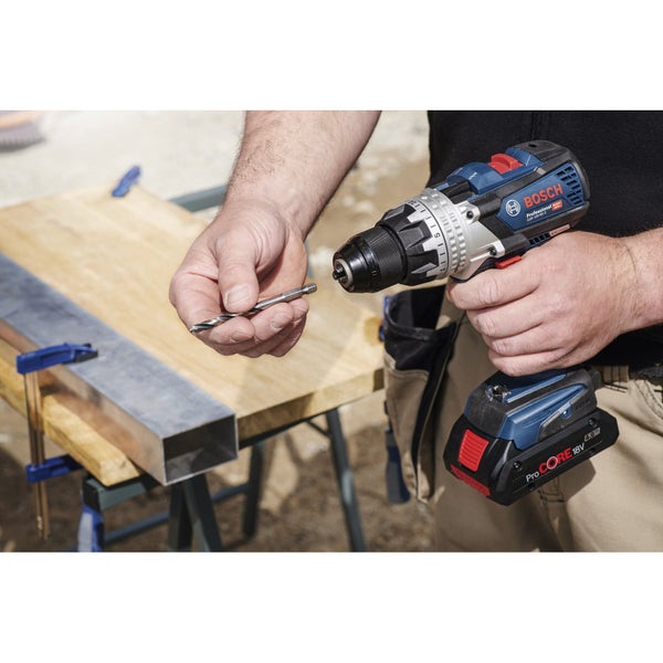 Akkuschrauber mit Bohrer im Einsatz