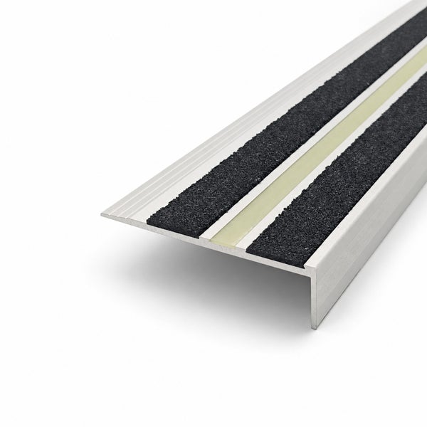 Treppenkantenprofil aus Aluminium mit rutschhemmenden Einlagen und nachleuchtendem Streifen für mehr Sicherheit