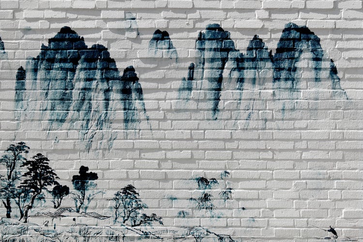 Wandtapete mit asiatischem Landschaftsmotiv Berge und Bäume auf einer Backsteinmauer