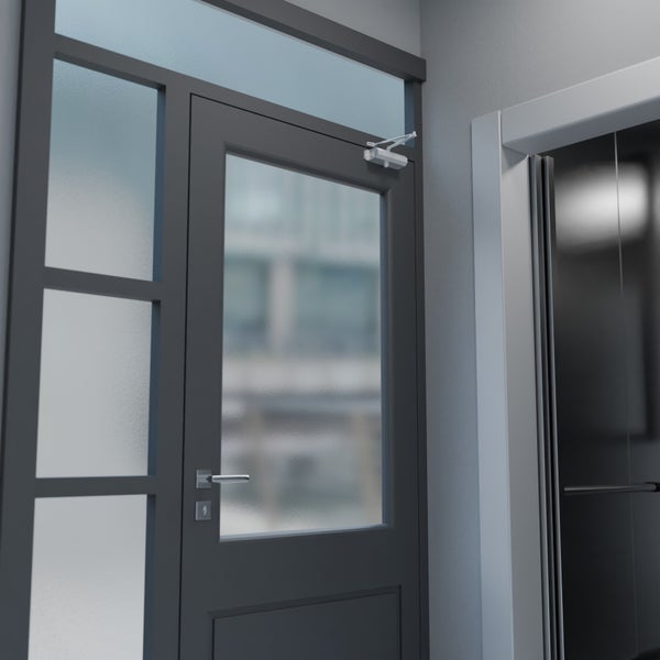 Moderne Hauseingangstür mit Glaseinsatz und Seitenteil sowie Oberlicht in einem funktionalen Eingangsbereich mit Türschließer.