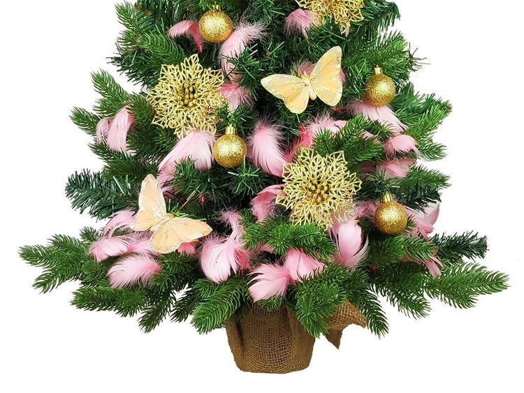 Künstlicher Weihnachtsbaum im Topf mit Schmuck aus Federn, glitzernden Weihnachtskugeln, Sternen und Schmetterlingen als Weihnachtsdekoration.