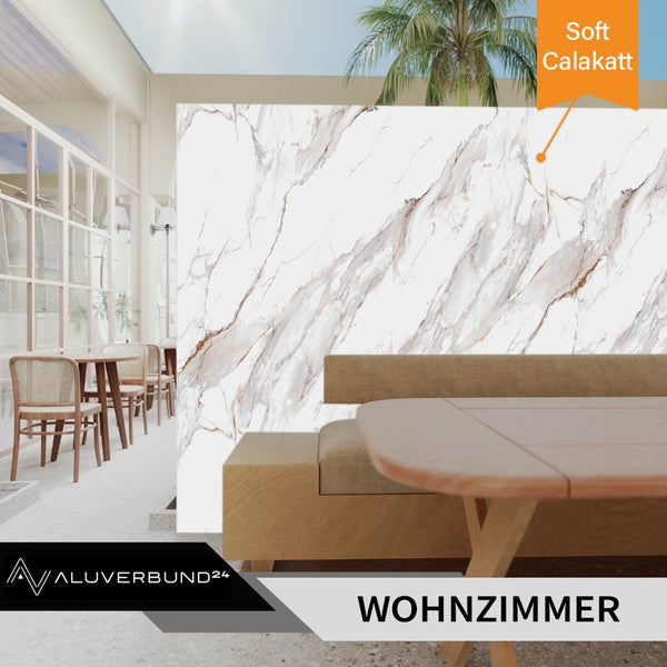 Wohnzimmer mit Wandpaneel in Marmoroptik, Sofa und Esstisch