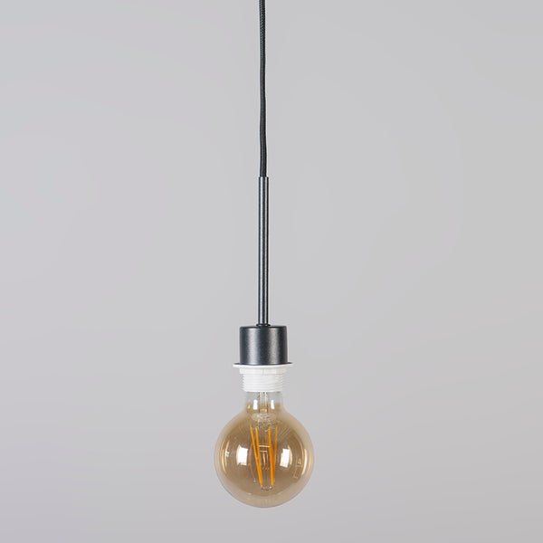 Pendelleuchte mit schwarzem Kabel, langem Metallelement und runder Filament-Glühbirne.