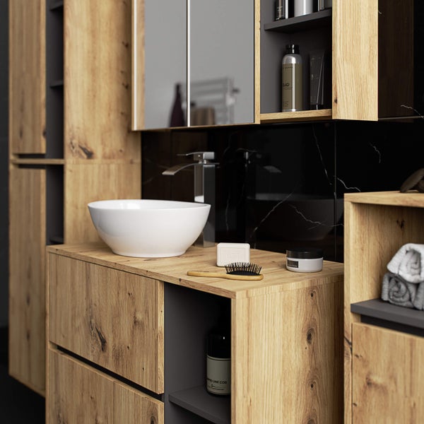 Badezimmer mit Waschtisch, Spiegel und Holzstruktur