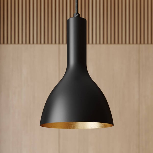 Schwarze Hängeleuchte mit schmalem Hals und goldener Innenseite vor einer Wand aus Holzlamellen.