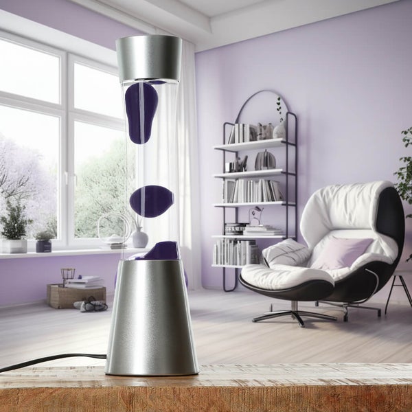 Dekorative Lavalampe mit lila Wachs in einem modern eingerichteten Wohnzimmer.