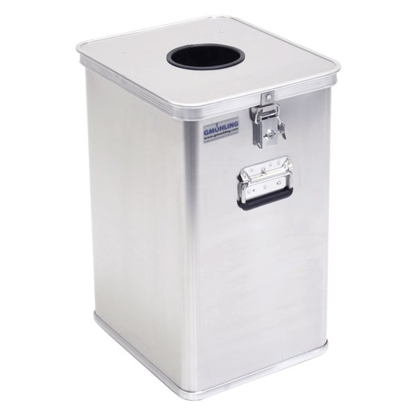 Aktenentsorgungsbehälter aus Aluminium mit Deckel, runder Einwurföffnung, abschließbarem Verschluss und Tragegriff. Gmöhling Logo.