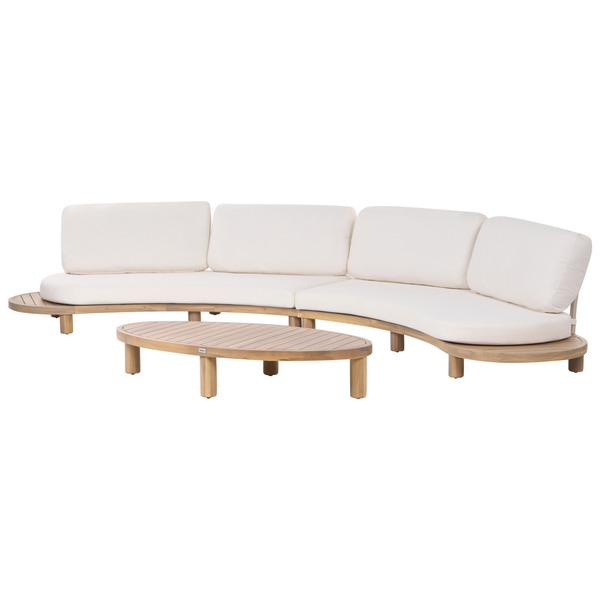Gebogene Garten-Lounge-Sitzgruppe aus Holz mit hellen Polstern und einem ovalen Couchtisch.