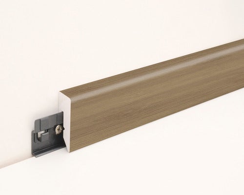 Fußleiste mit Holzoptik Oberfläche und zugehörigem Kunststoff Befestigungsclip zur Wandmontage