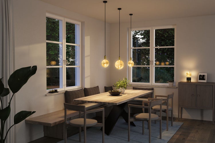 Moderner Essbereich mit Holztisch, drei kugelförmigen LED-Filament-Pendelleuchten und einer hölzernen Sitzbank vor Fenstern.