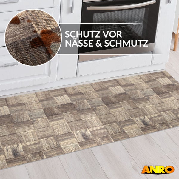 Küchenläufer in Holz-Mosaik-Optik vor weißer Küchenzeile, wasserabweisend und schmutzunempfindlich, ANRO Logo.