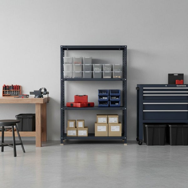 Organisierte Werkstatt mit blauem Schwerlastregal, Holzwerkbank mit Schraubstock und blauem Werkstattwagen mit Aufbewahrungsboxen.