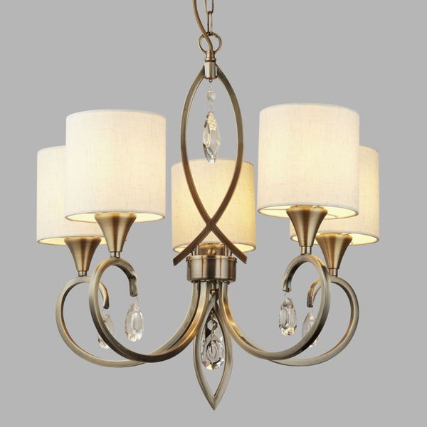 Deckenleuchte mit fünf Lampenschirmen und Kristallanhängern.