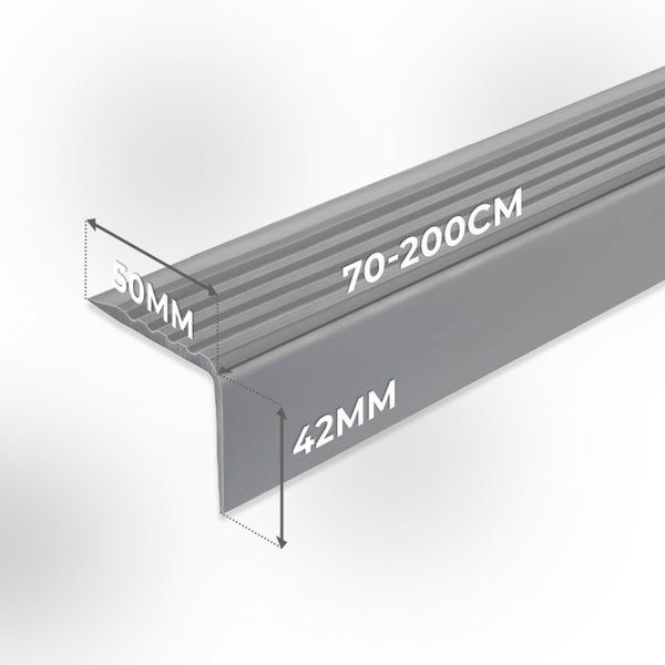 Treppenkantenprofil mit Riffelung, Breite 50 Millimeter, Schenkelhöhe 42 Millimeter, Längen von 70 bis 200 Zentimeter.