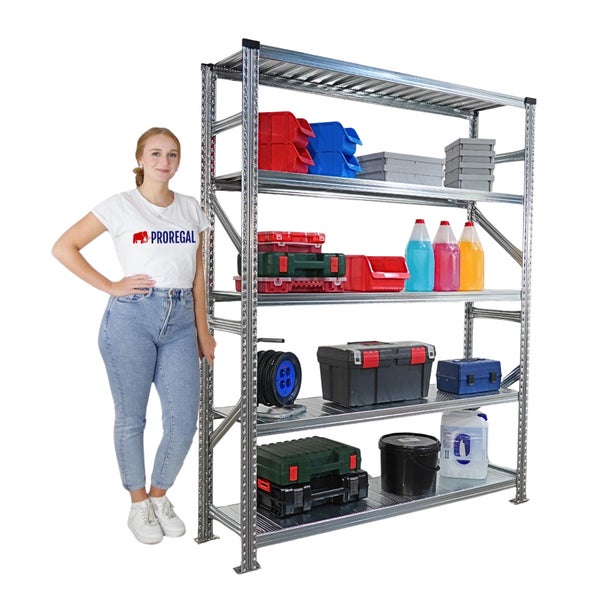 Metallregal mit mehreren Ablagen und diversen Artikeln, inklusive Werkzeugkisten und Aufbewahrungsboxen.
