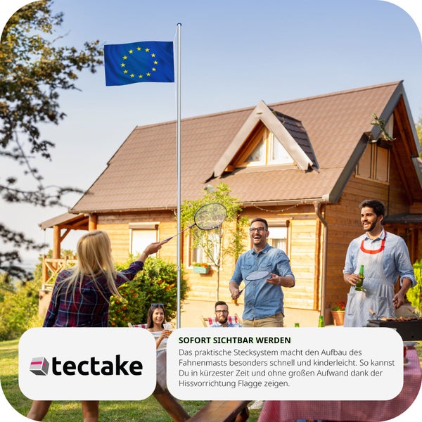 Silberner Fahnenmast aus Aluminium mit Europaflagge im Garten, Personen beim Federballspielen und Grillen vor einem Holzhaus. tectake Logo.