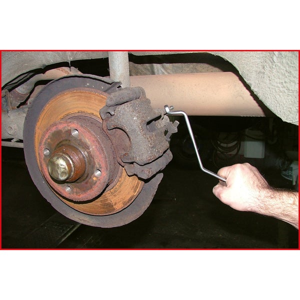 Detailansicht einer Bremsanlage mit Bremskolbenrücksteller in Benutzung.