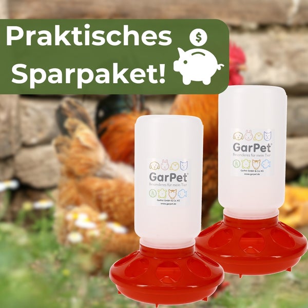 Zwei Geflügeltränken aus Kunststoff mit GarPet Logo vor Hühnern