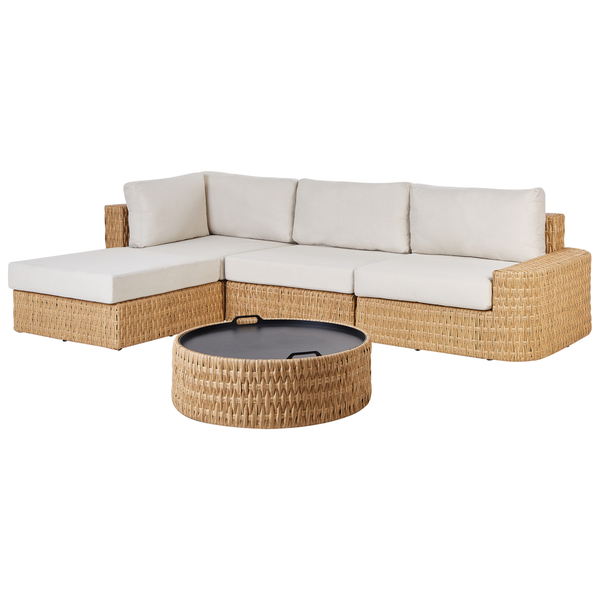 Garten-Loungeset aus Geflecht bestehend aus einem Ecksofa mit hellen Polstern und einem passenden runden Couchtisch mit schwarzer Tischplatte.