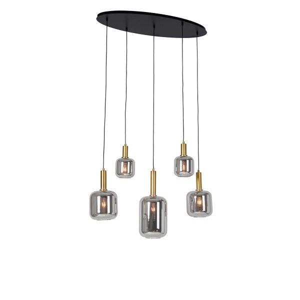Moderne Pendelleuchte mit fünf Glas-Leuchtmitteln an einer ovalen Deckenplatte für die Innenbeleuchtung.