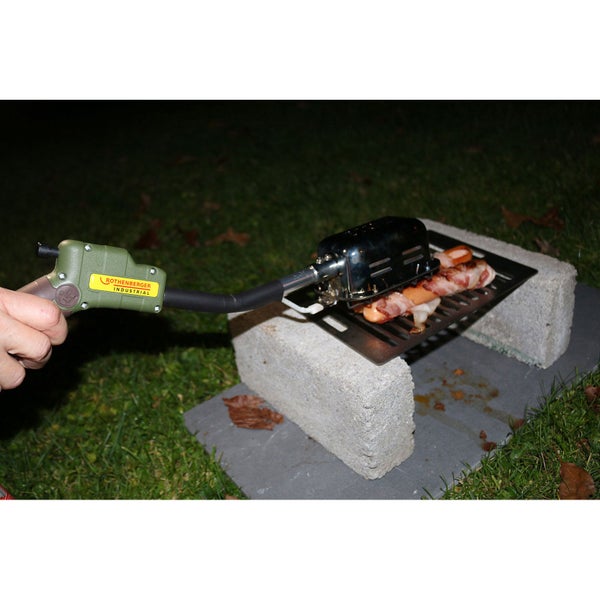 Grill mit Würstchen im Speckmantel unter einem Salamandergrill