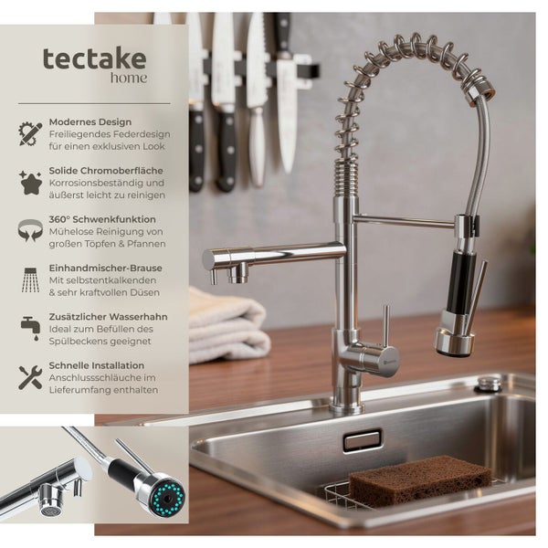 Küchenarmatur mit Spiralfeder und herausziehbarer Brause vor einer Spüle