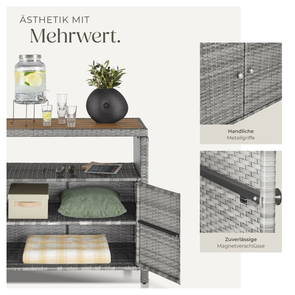 Garten-Sideboard aus Polyrattan mit Platte in Holzoptik, Metallgriffen und Magnetverschlüssen, dekoriert mit Gläsern und Boxen.