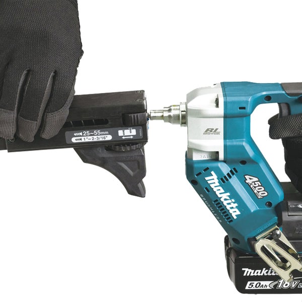 Makita Logo Schraubautomat mit Magazin für Schrauben von 25 bis 55 Millimeter