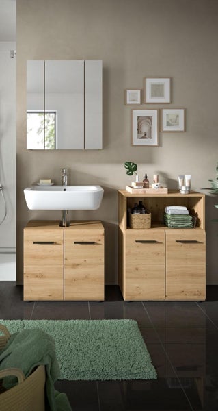 Modernes Badezimmermöbel-Set in Eiche-Optik mit Waschbecken, Unterschrank, Beistellschrank und dreitürigem Spiegelschrank.