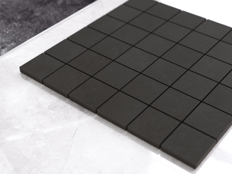 Quadratisches Mosaik aus Feinsteinzeug in Anthrazit mit matter Oberfläche.