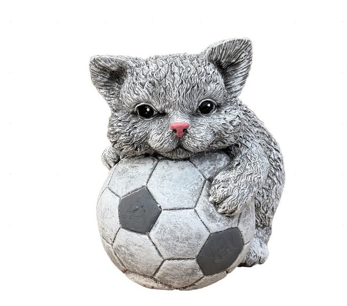 Dekorative Gartenfigur in Form eines Kätzchens, das mit einem Fußball spielt, aus wetterfestem Material für den Außenbereich.