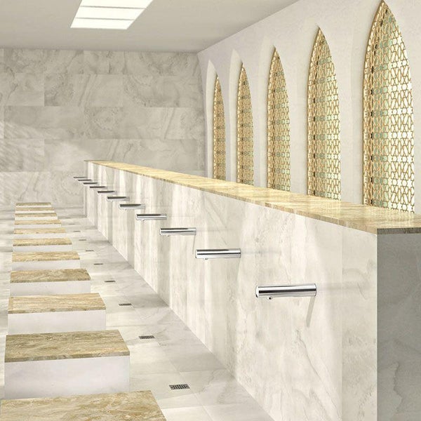 Modernes Waschbecken-Design in einem hellen Bad mit Marmor-Optik, Wandarmaturen aus Metall und dekorativen, spitzbögigen Fensterelementen.